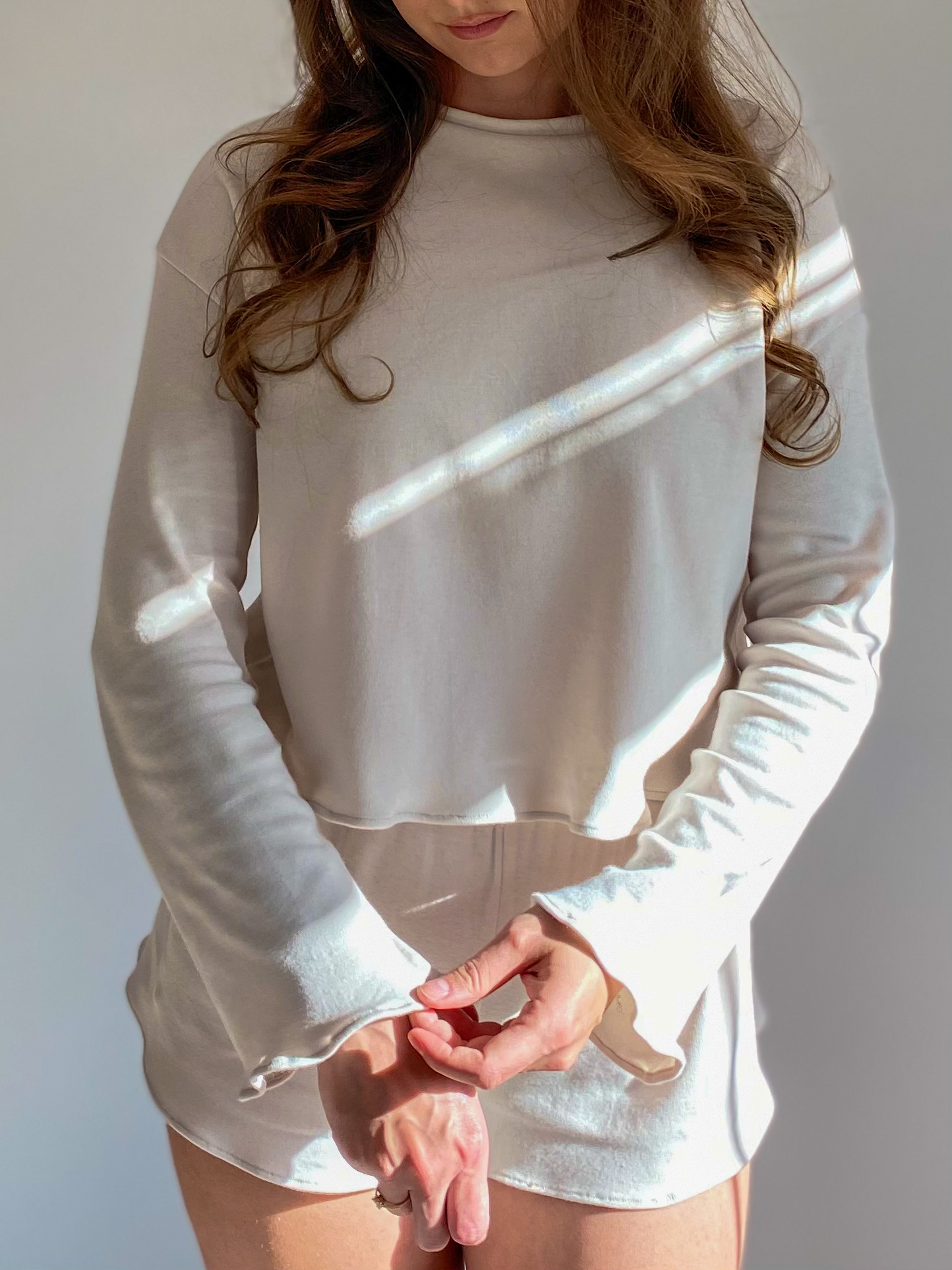 Bawełniany komplet - krótkie spodenki i longsleeve w kolorze piaskowym